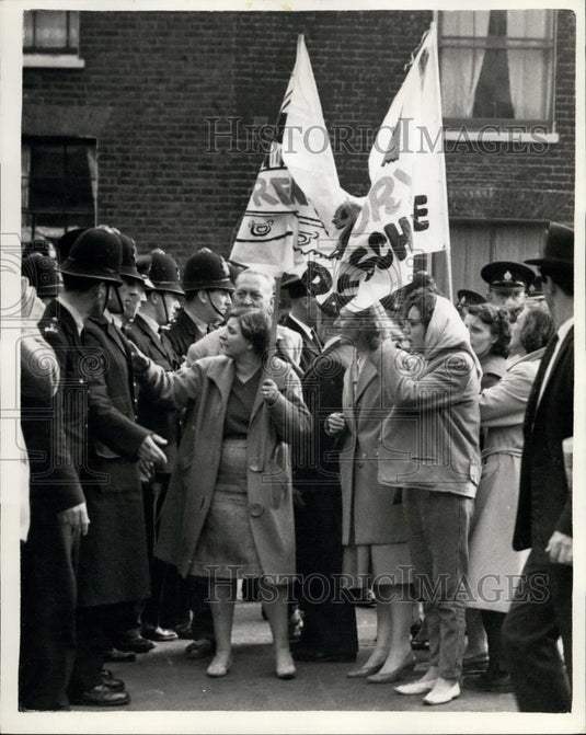 Press Photo Protesters being accosted by police - Historic Images