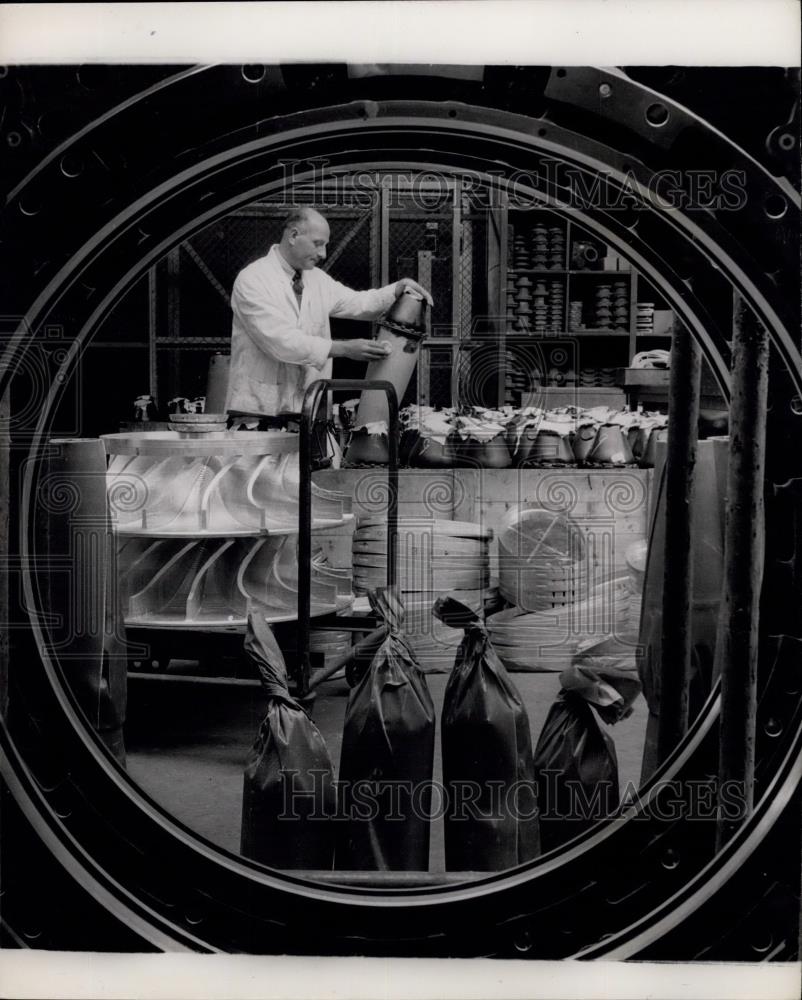 Press Photo An inspector checks combustion chambers before dispatching as spares - Historic Images