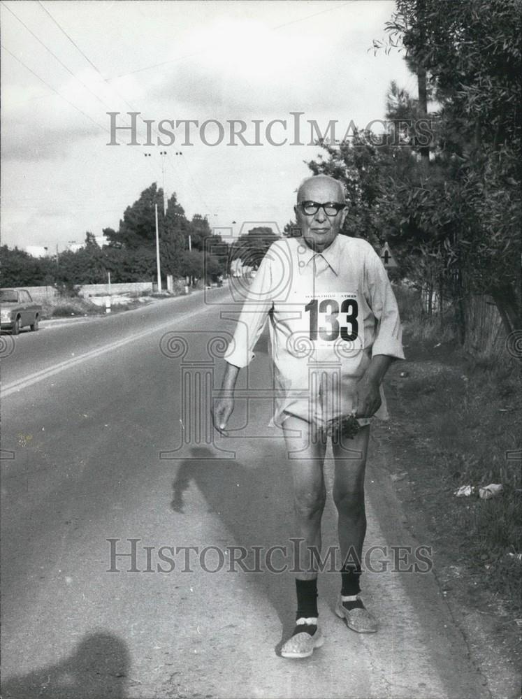 Press Photo An Elderly Man Competes In An Event - Historic Images