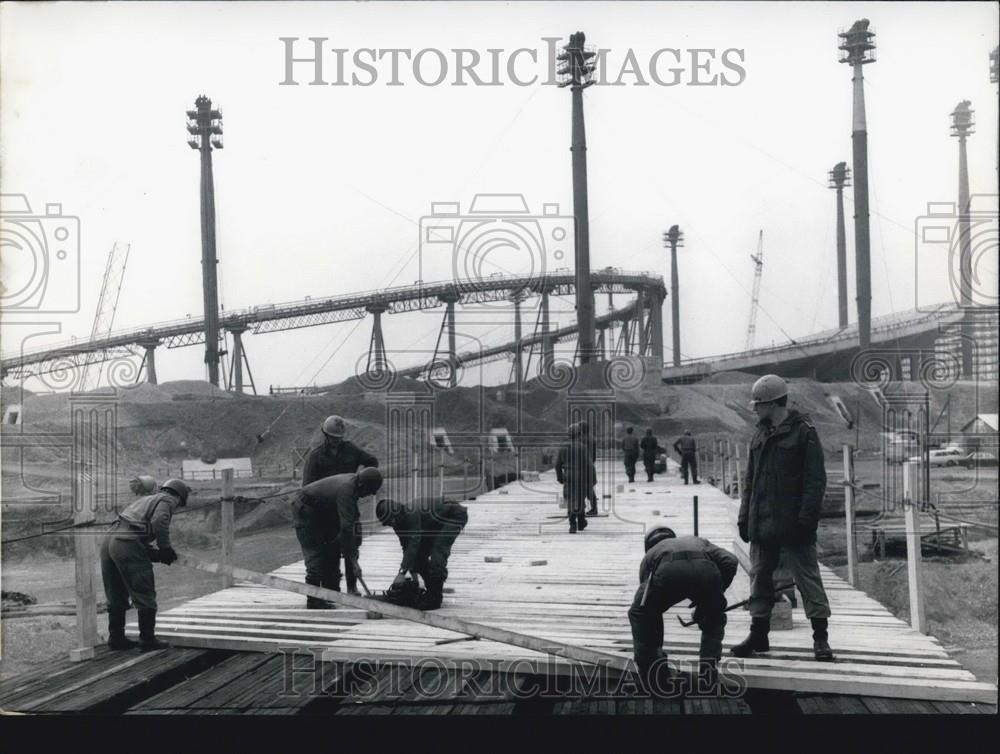 1971 Press Photo Construction on a bridge - Historic Images