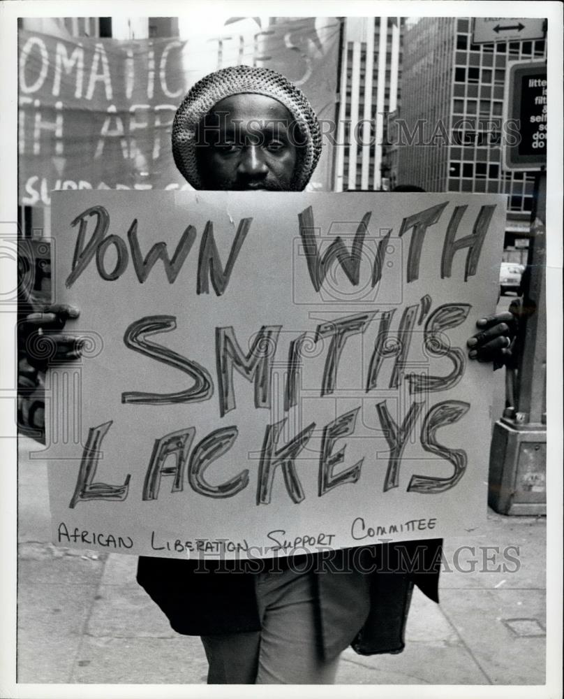 Press Photo Demonstrators marching in protest of Rhodesian Prime Minister - Historic Images