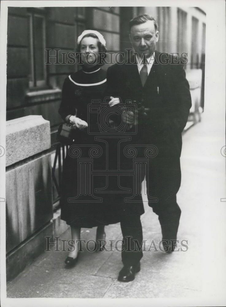 1957 Press Photo Dr. Kenneth Nobbs&amp; Mrs Joan Hills - Historic Images