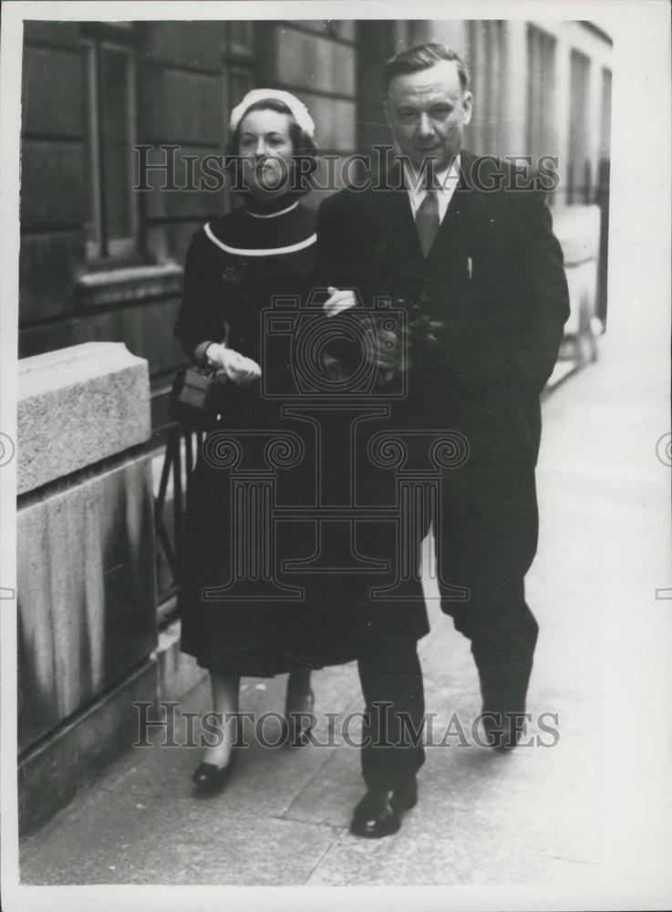 1957 Press Photo Dr. Kenneth Nobbs& Mrs Joan Hills - Historic Images