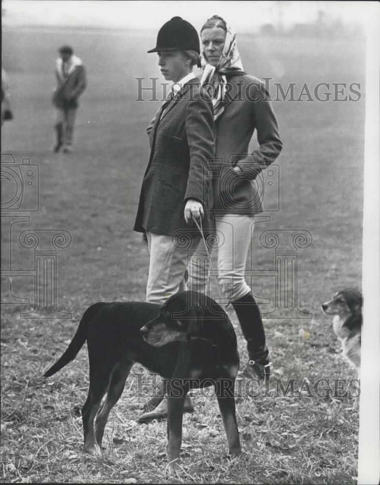 1973 Press Photo Princess Anne and Mark Phillips with their dogs - Historic Images