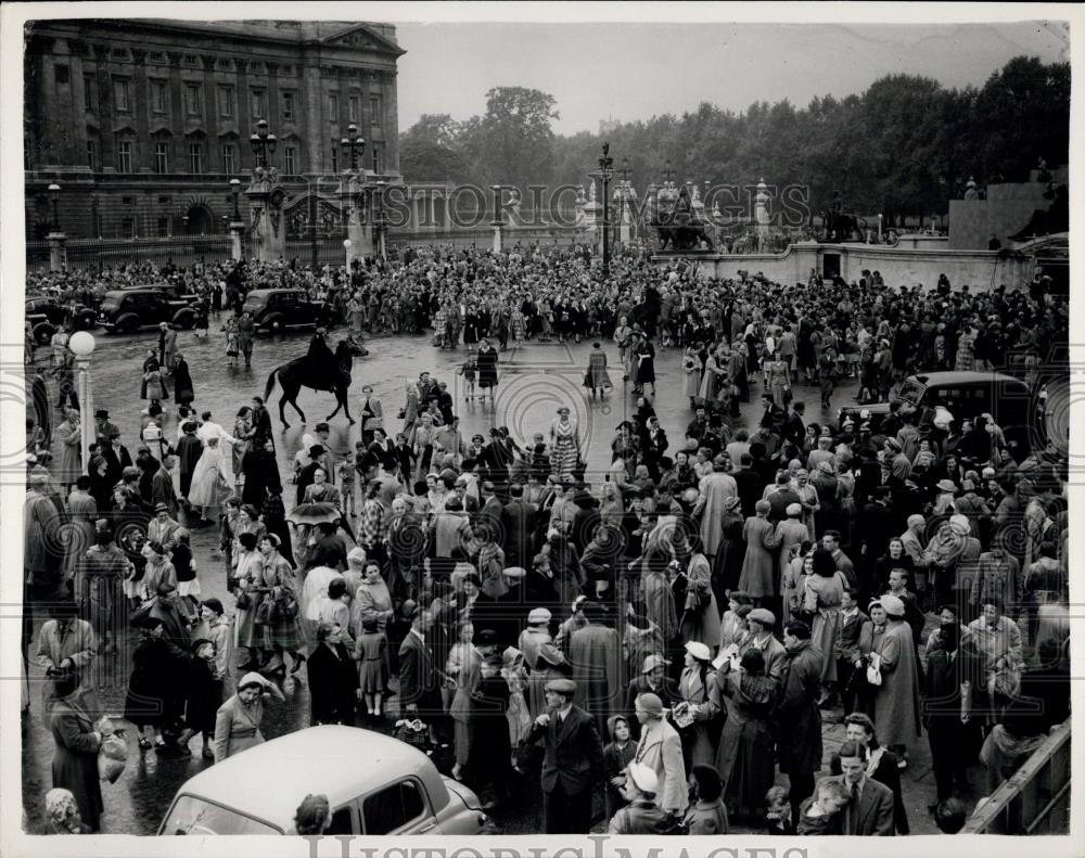 1953 Press Photo Crowds disperse after watching H.M. The Queen leave by car - Historic Images