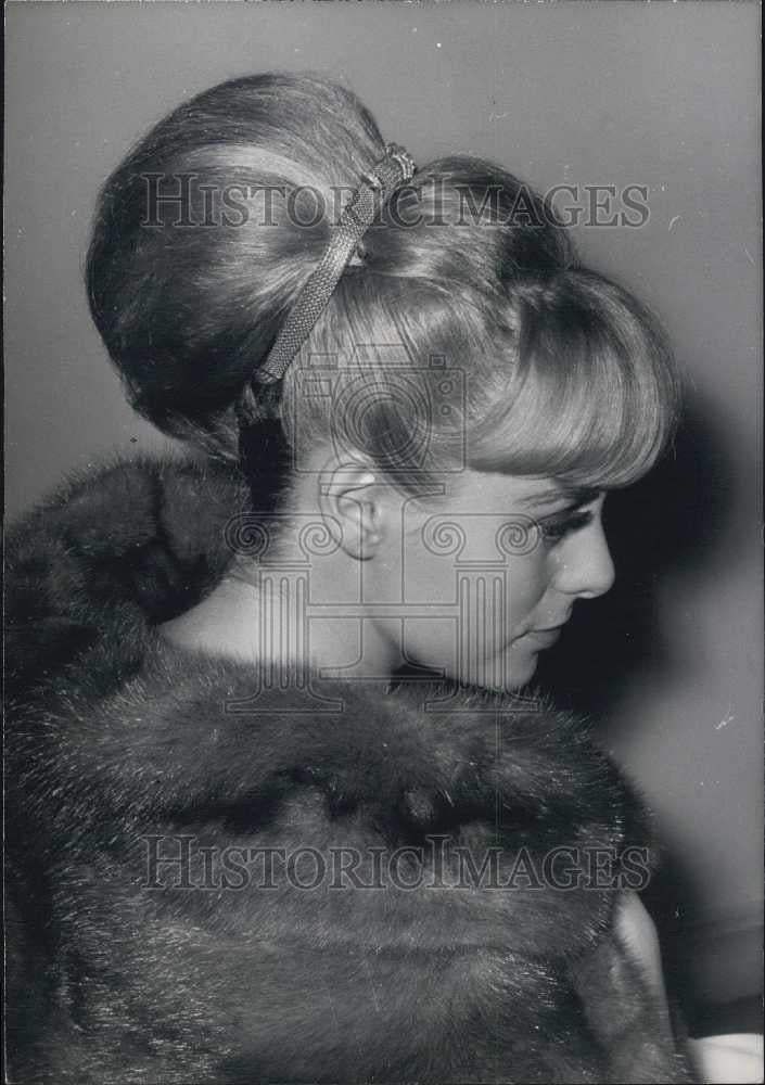 Press Photo French Model in New Hairstyle by Claude Simon - Historic Images