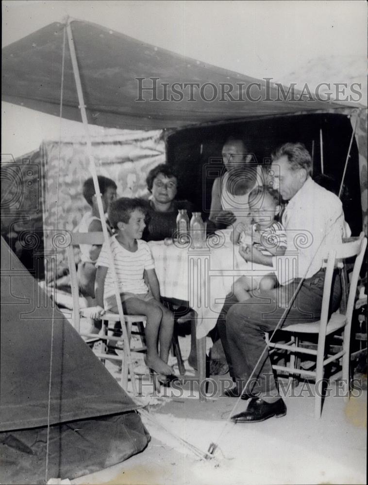 1962 Press Photo Survivors of the Earthquake in Irpinia - Historic Images