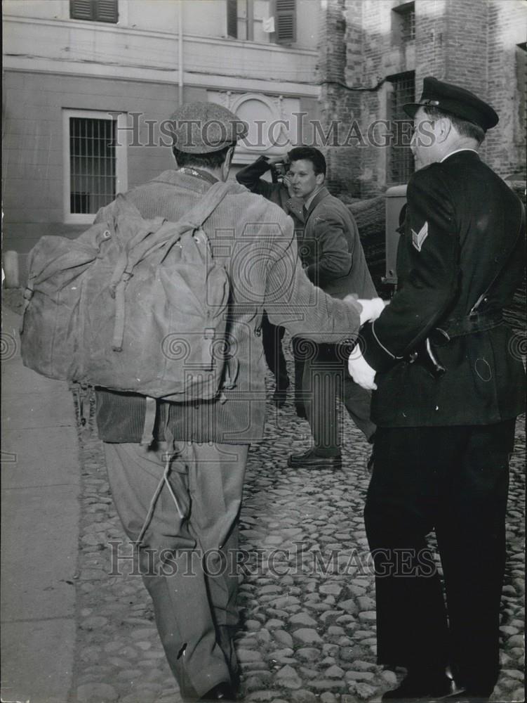 Press Photo A Man Returns - Historic Images