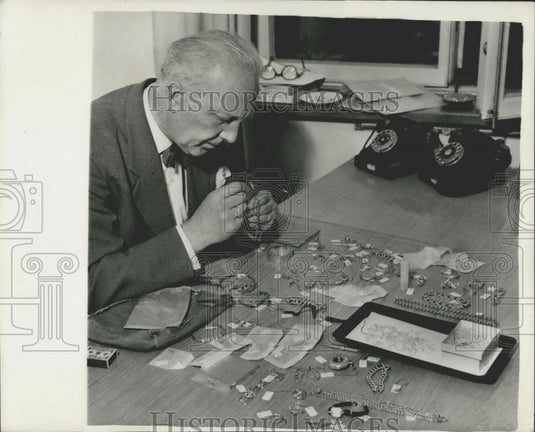 1956 Press Photo Children In Stockholm Digging For Worms Dig Up Jewels - Historic Images