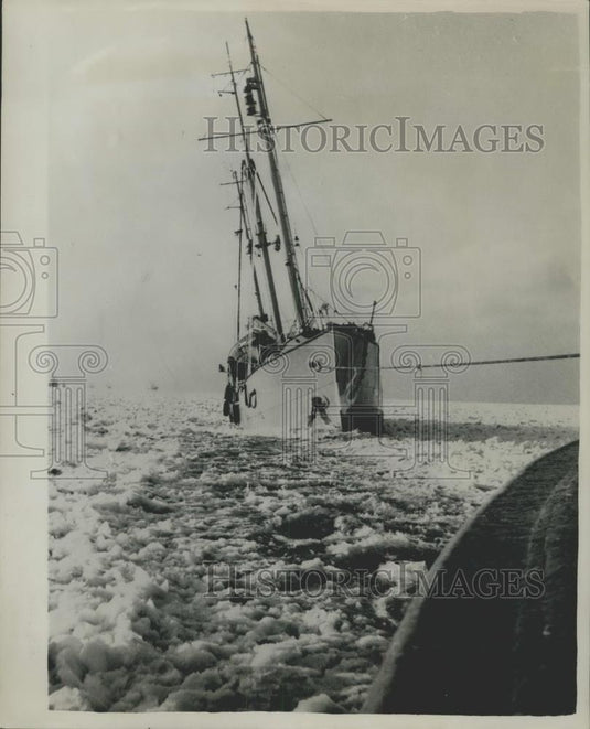 1963 Press Photo light ship "Elbe 2" Tries to Break Loose from Pack Ice - Historic Images