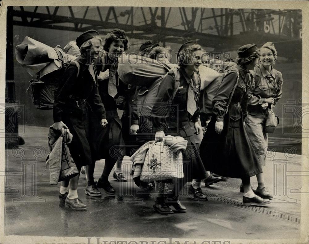 1952 Press Photo Norwegian Girl Guides Arriving In London International Camp - Historic Images