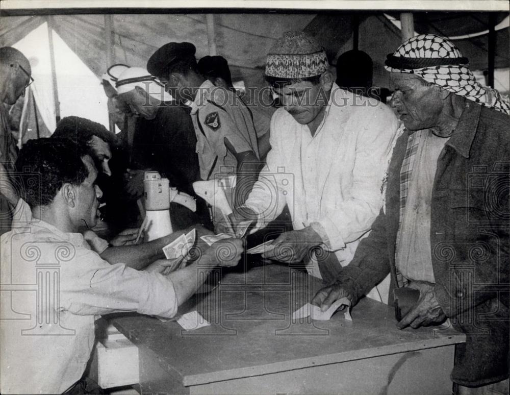 1967 Press Photo Arab Refugees Return To Their Former Homes in Jordan - Historic Images