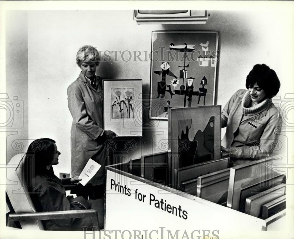 Press Photo &quot;Prints for Patients&quot; art program - Historic Images