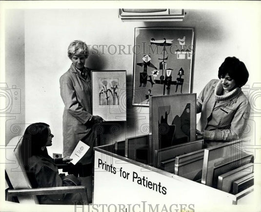 Press Photo "Prints for Patients" art program - Historic Images