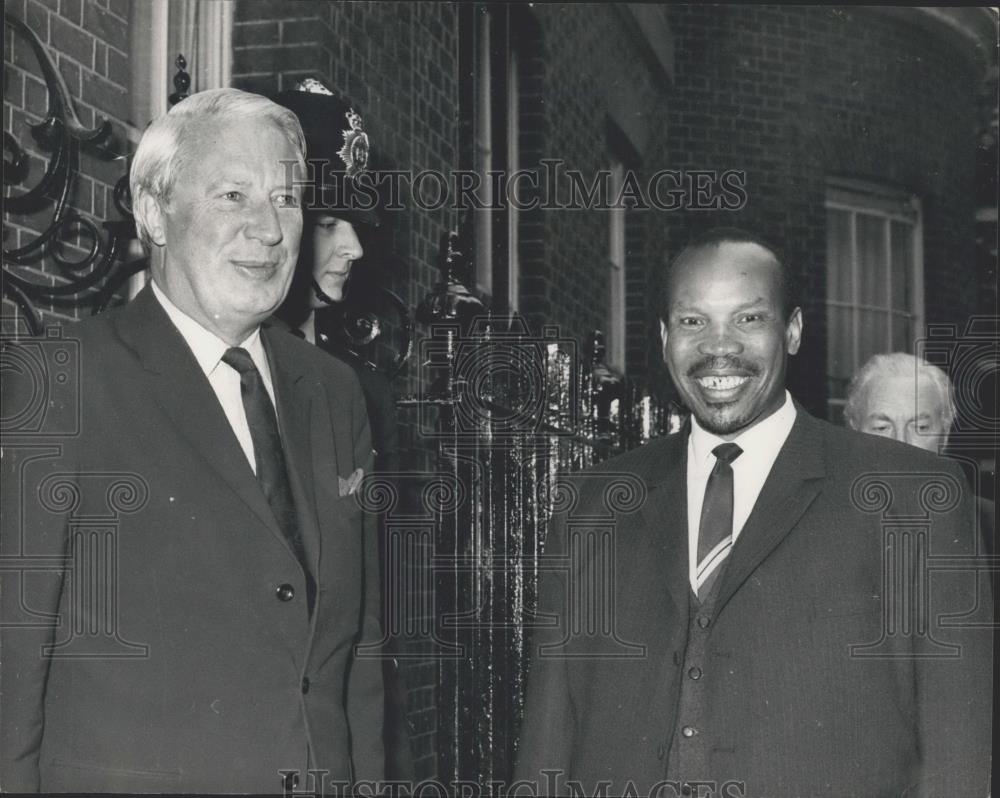 1970 Press Photo Sir Seretse Khama Sees Prime Minister of Britain - Historic Images