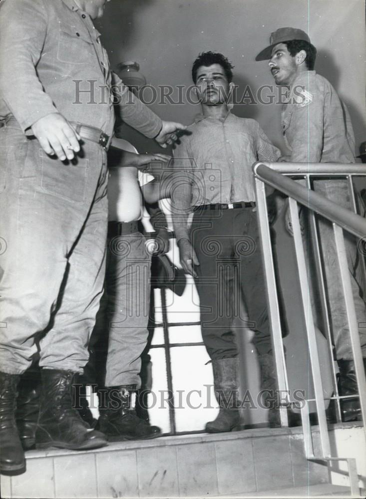 Press Photo Military and man in custody - Historic Images