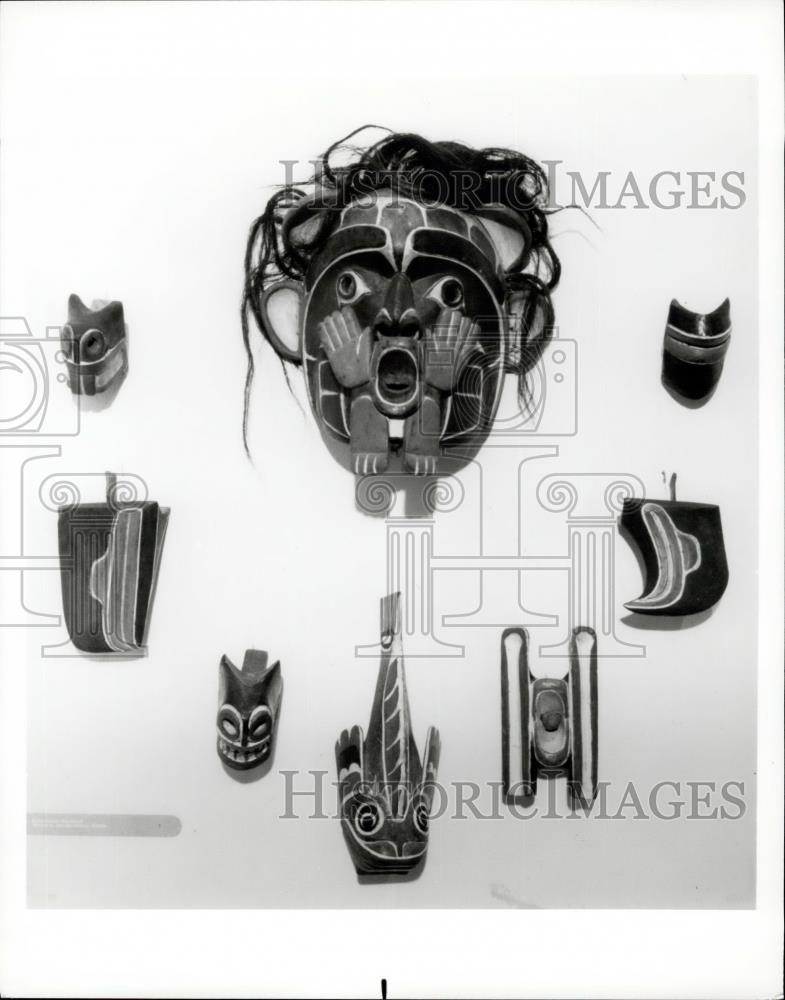 Press Photo Story-telling mask necessitates sleight-of-hand to manipulate interc - Historic Images