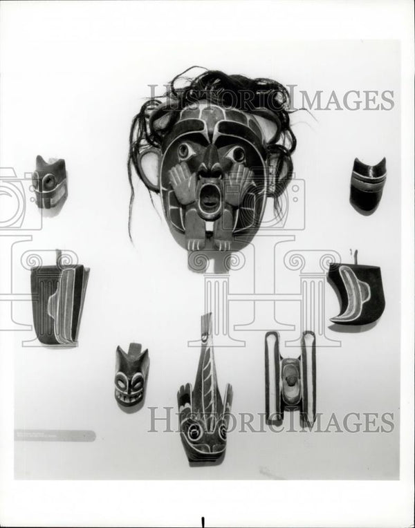 Press Photo Story-telling mask necessitates sleight-of-hand to manipul ...