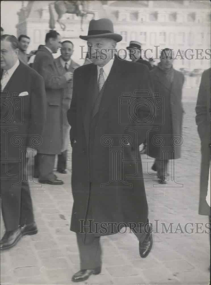 1953 Press Photo M. Yvon Delbos,Radical candidates arrives in Versailles - Historic Images