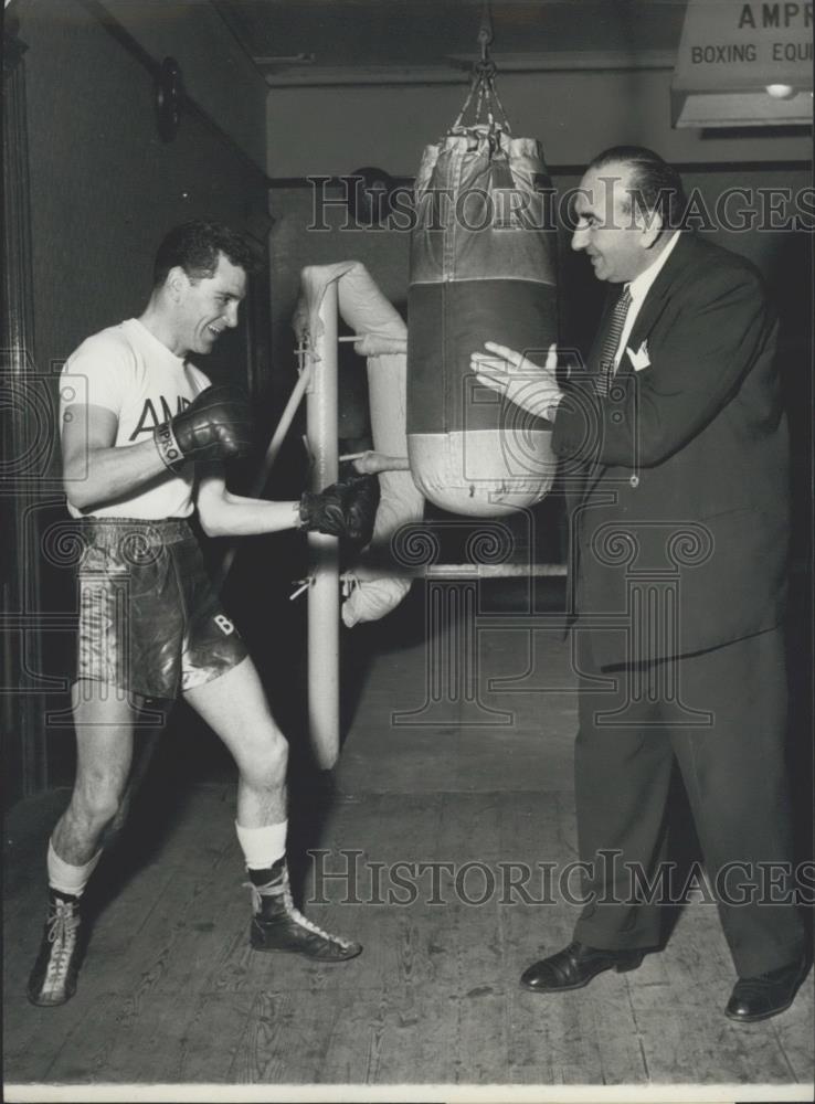 Press Photo Bobby Neill Gets Pep Talk - Historic Images