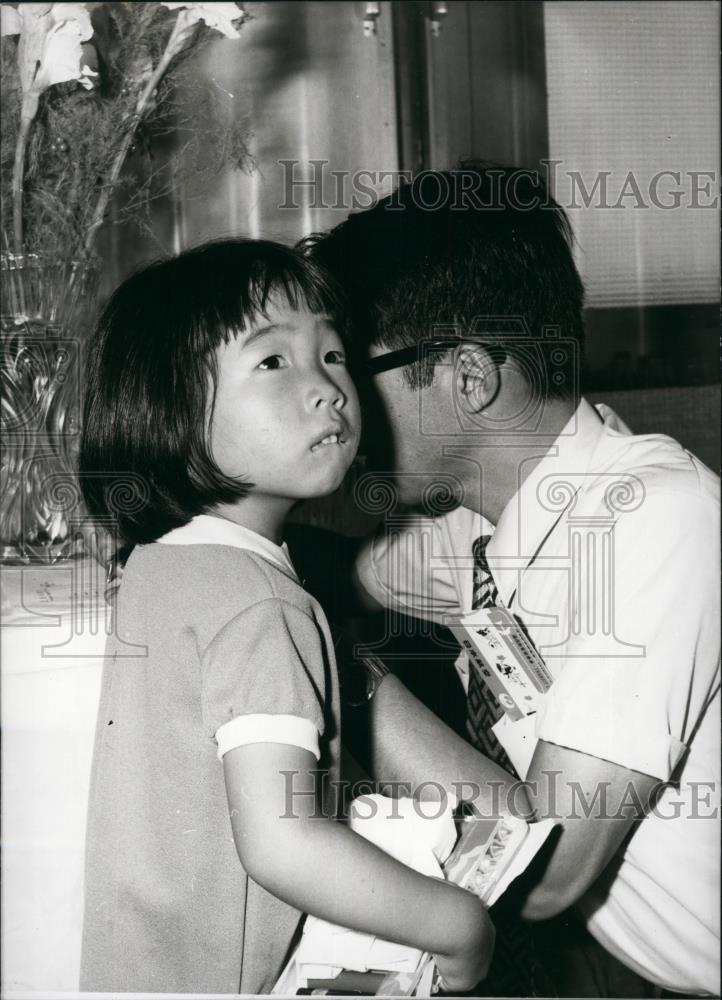 Press Photo Child & Father - Historic Images