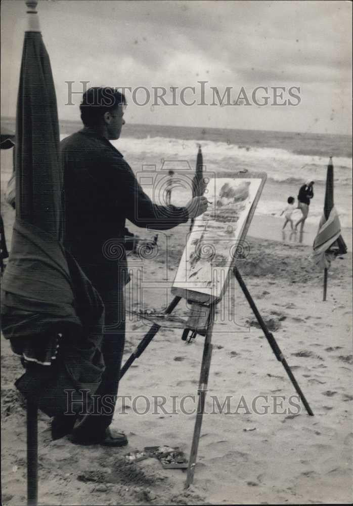 1966 Press Photo Celebrated artist Malgre LaTempete works on beach scene - Historic Images