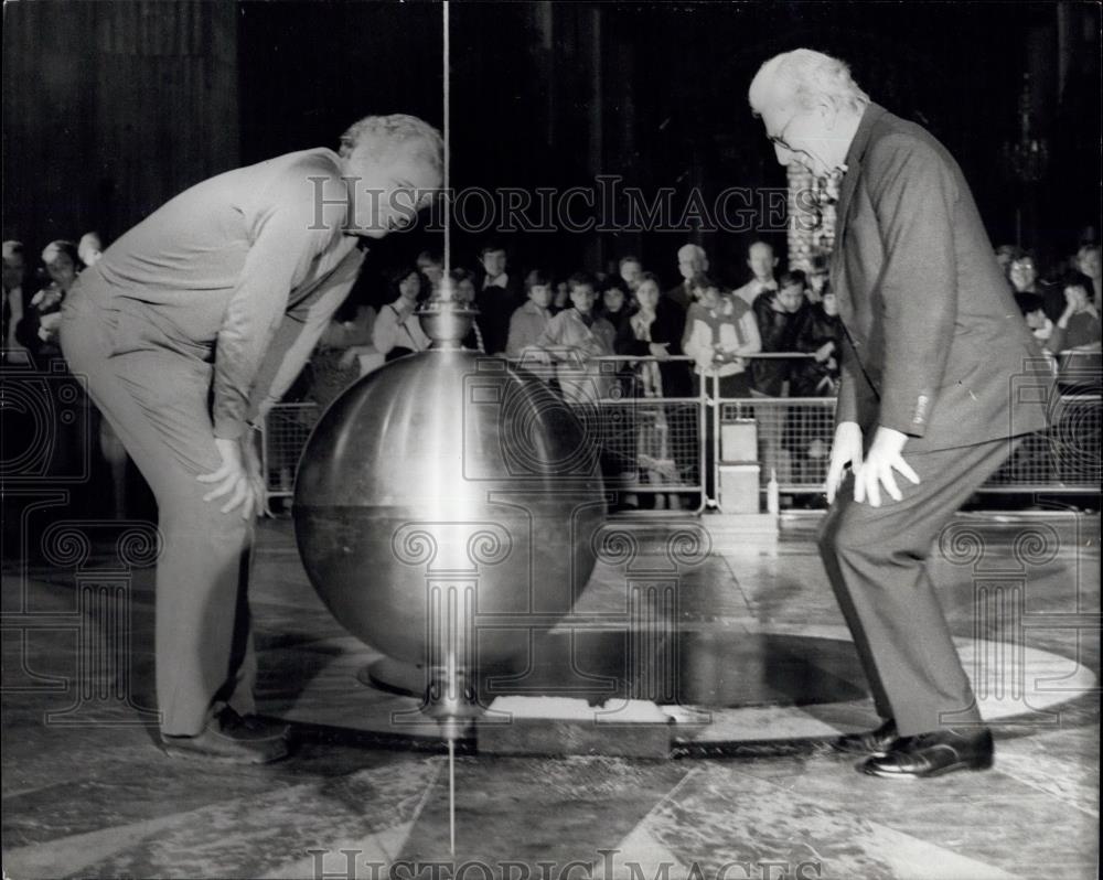 1978 Press Photo Professor Michael Pentz Canon John Collins St. Paul&#39;s Pendulum - Historic Images