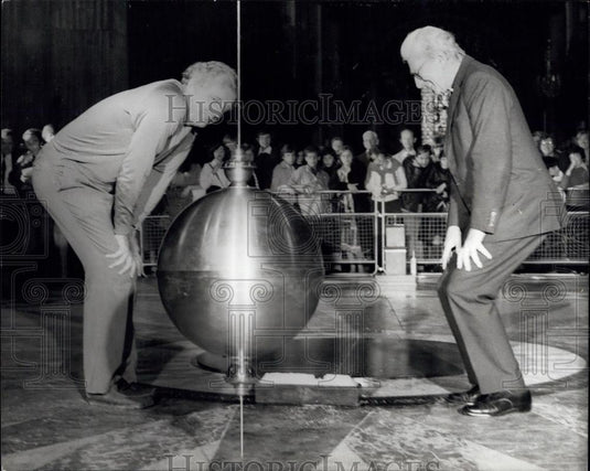 1978 Press Photo Professor Michael Pentz Canon John Collins St. Paul's Pendulum - Historic Images