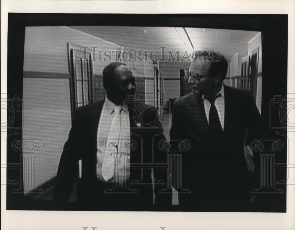 1991 Press Photo David Hugg and Dick Feagler in &quot;Feagler Goes Back to School&quot; - Historic Images