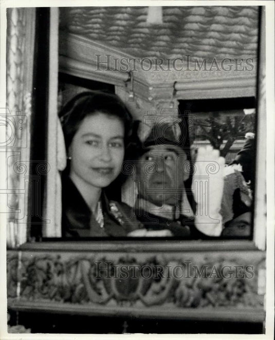 1957 Press Photo H.M. The Queen with President Lopes in Lisbon - Historic Images