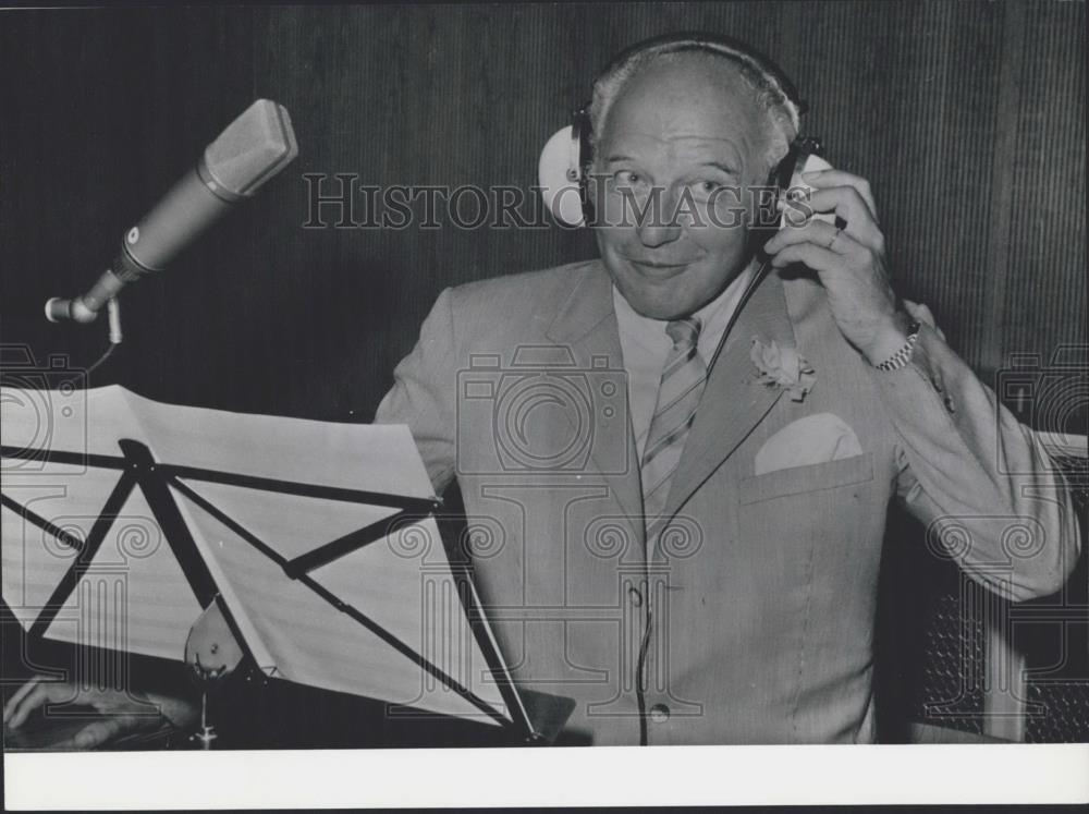 Press Photo German Foreign Minister Walter Scheel/Singing/Recording Studio - Historic Images