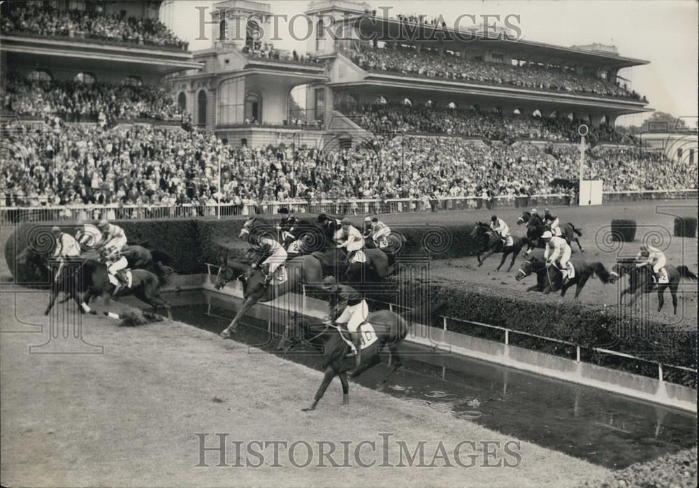 1959 Press Photo Xanthor Winning Great Steeplechase Paris Jumping Of River - Historic Images