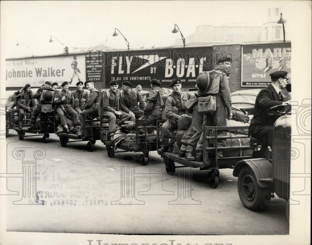 1953 Press Photo Troops Come into London,take over for gas driver strikers - Historic Images