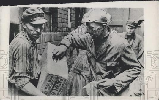 1947 Press Photo Food Parcels For Ruhr Miners - Historic Images