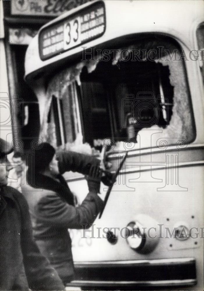 1960 Press Photo Strikers broke with iron bars, glasses of the tramways. - Historic Images