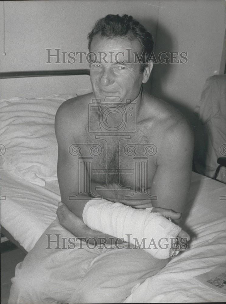 1976 Press Photo Yachtsman Eric Tabarly Treats Dupuytren's Disease - Historic Images