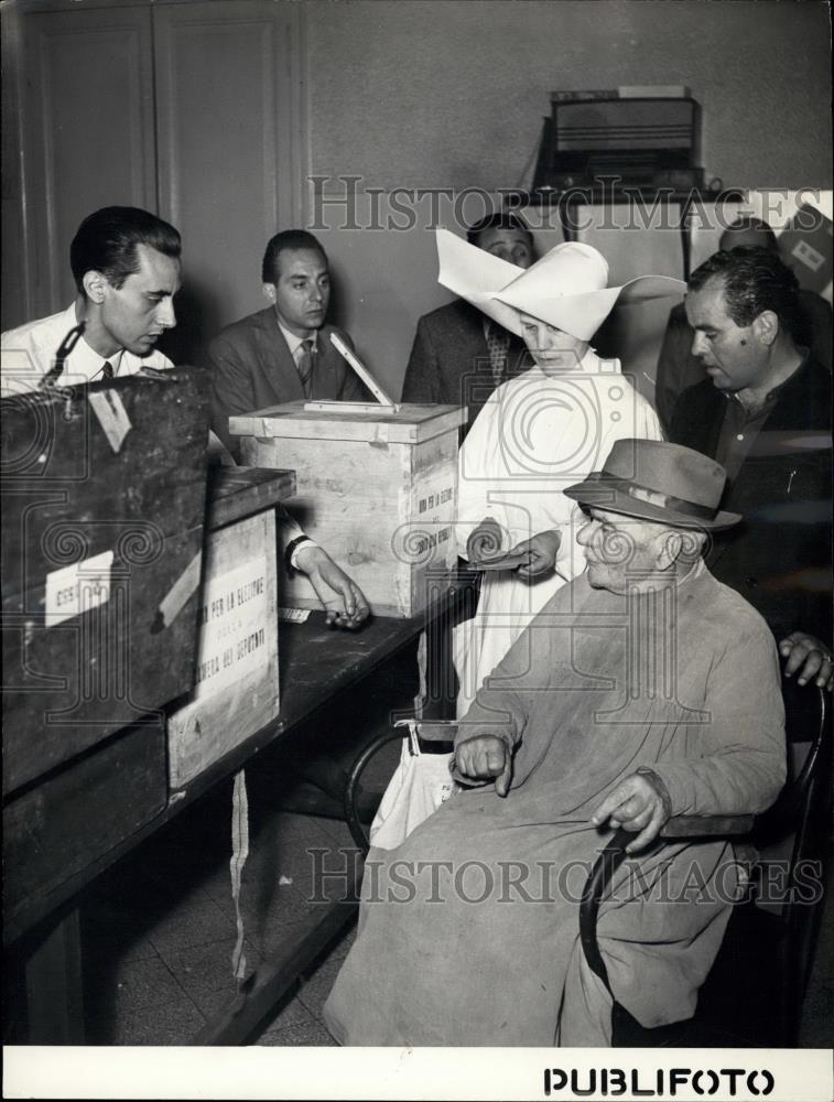 1933 Press Photo Non English Content - Historic Images