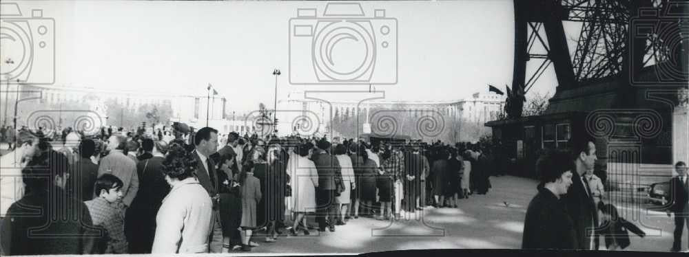 Press Photo Crowds at the Eiffel Tower in Paris, France - Historic Images