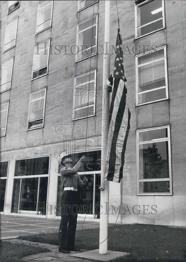 1968 Press Photo Soldier sets falg at half mast for death of Sen.R F Kennedy - Historic Images