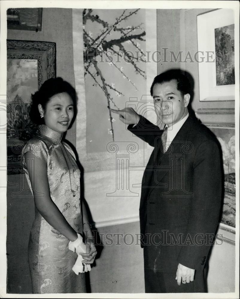 1954 Press Photo Mr. Isai Yen Wen ,artist who paints with finger tips and wife - Historic Images