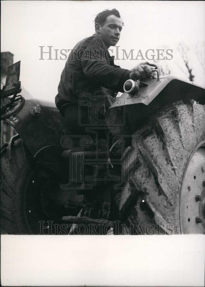 Press Photo Pierre Prat Champion France 3000 Steeplechase Aboard Tractor - Historic Images