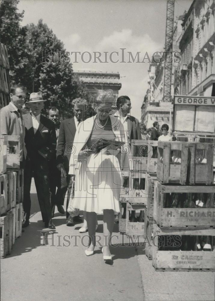 1962 Press Photo Maria Schell Walks Champs Elysees - Historic Images