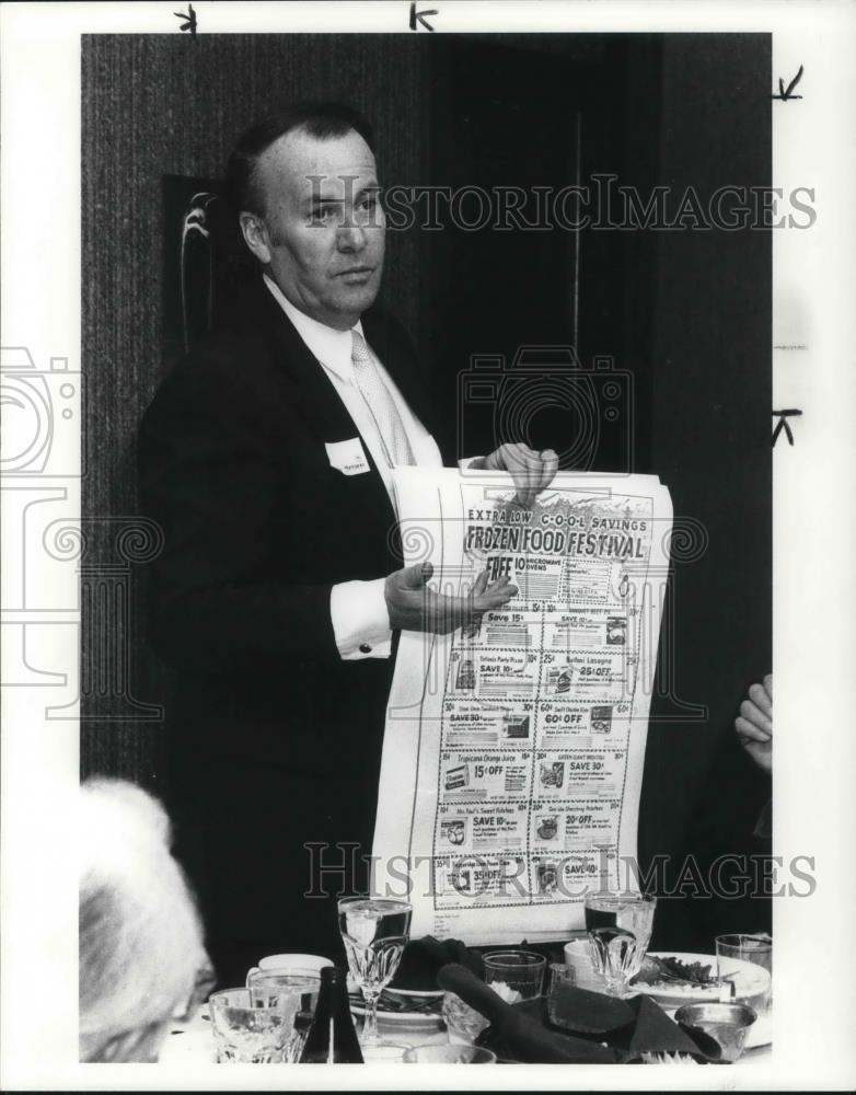 1985 Press Photo Jim Hickey holding newspaper advertisement - cvp21154 - Historic Images