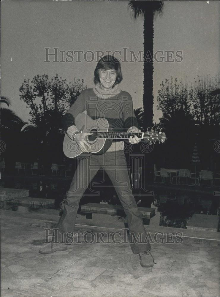 1977 Press Photo Bobby Solo Presents New CD - Historic Images