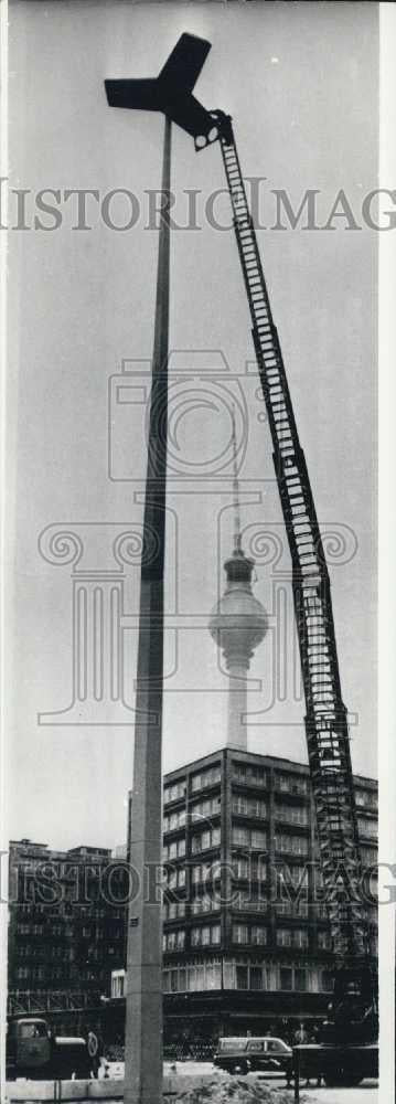 1969 Press Photo 30m High Quicksilver Lamp on East Berlin's Alexander Square. - Historic Images