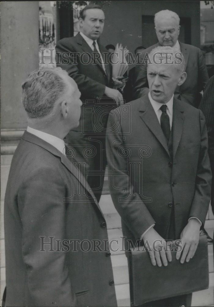 1967 Press Photo Couve de Murville &amp; Mr. Messmer Exit Elysee Palace - Historic Images