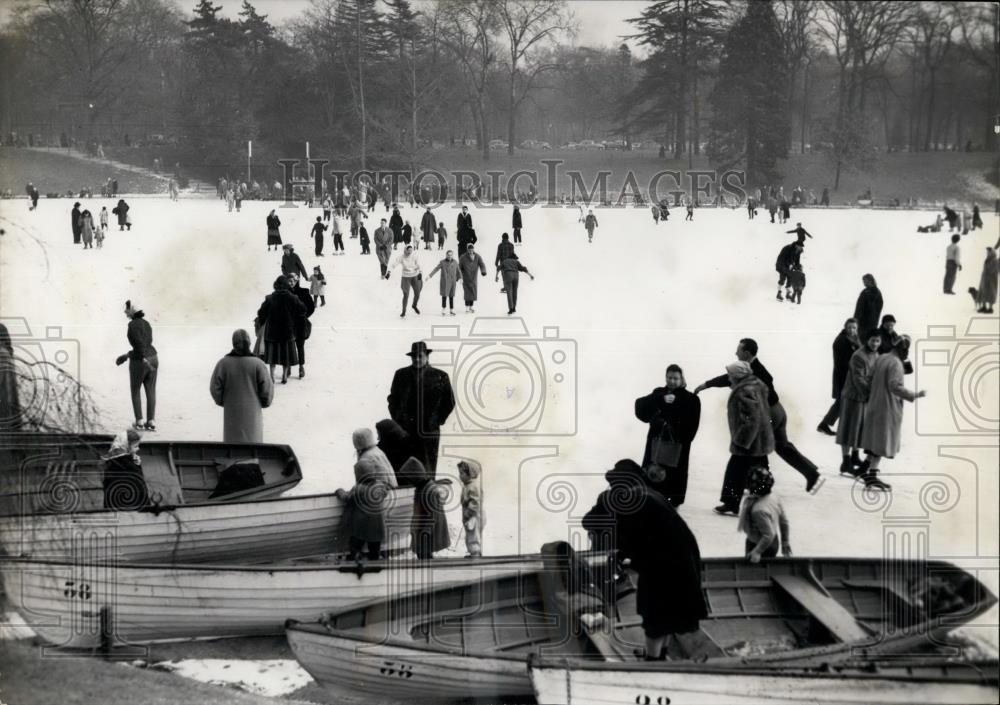 1956 Press Photo Ice Skating on Bois de Boulogne lake - Historic Images