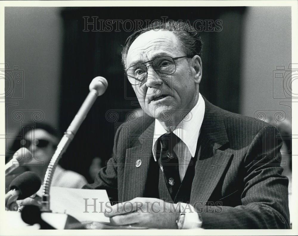 Press Photo Man Speaking At Rostrum Press Conference - Historic Images