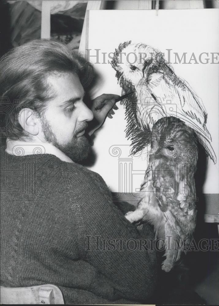 1970 Press Photo Painter from Munich Hans S. Bittner, and a bird - Historic Images