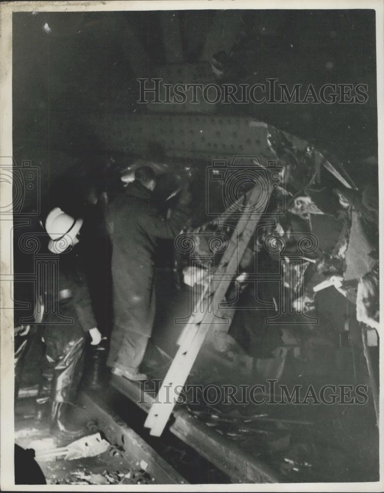 1957 Press Photo Firemen work among the wreckage of train crash - Historic Images